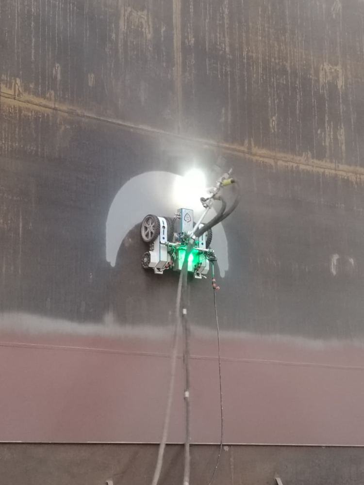 Swing-arm head clearing an arc around the robot